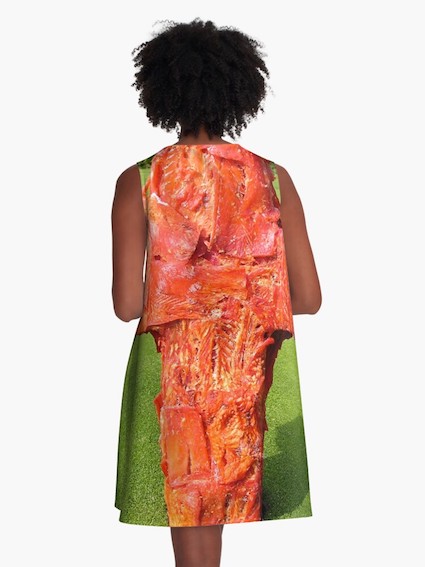 Datei:Jack Joblin Flesh dress Salmon dress Lachskleidung Lachskunst SalmonArt Redbubble work-71942606-a-linien-kleid(1).jpg