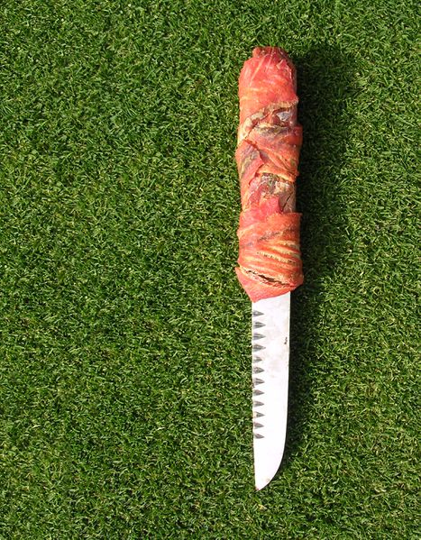 Datei:MOUSE Messer im Gras.jpg
