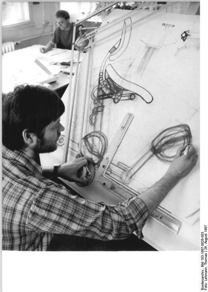 Datei:Bundesarchiv Bild 183-1987-0826-003, Halle, Design-Atelier, Designer am Zeichenbrett.jpg